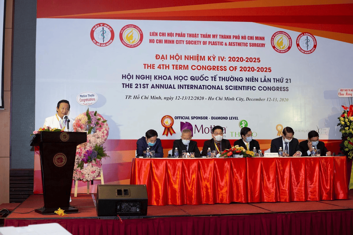 Bác sĩ Duy Thiện – Uỷ viên BCH Hội Tạo hình thẩm mỹ TP.HCM và Việt Nam phát biểu tại Đại hội nhiệm kỳ IV cùng với các Giáo sư, Tiến sĩ trong ngành tạo hình thẩm mỹ.