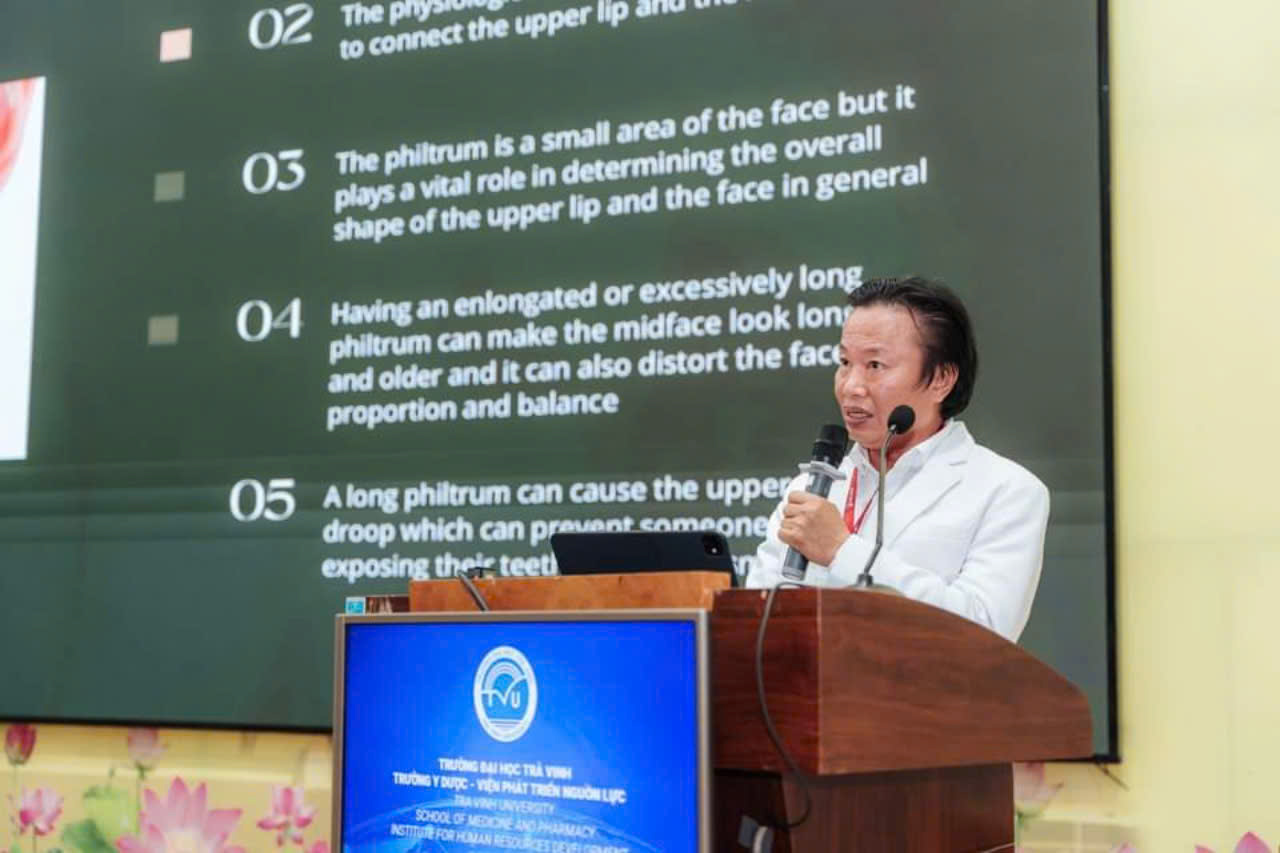 Bs. Duy Thiện với bài báo cáo Thu ngắn nhân trung tại hội nghị thẩm mỹ quốc tế thường niên tại dại học Trà Vinh